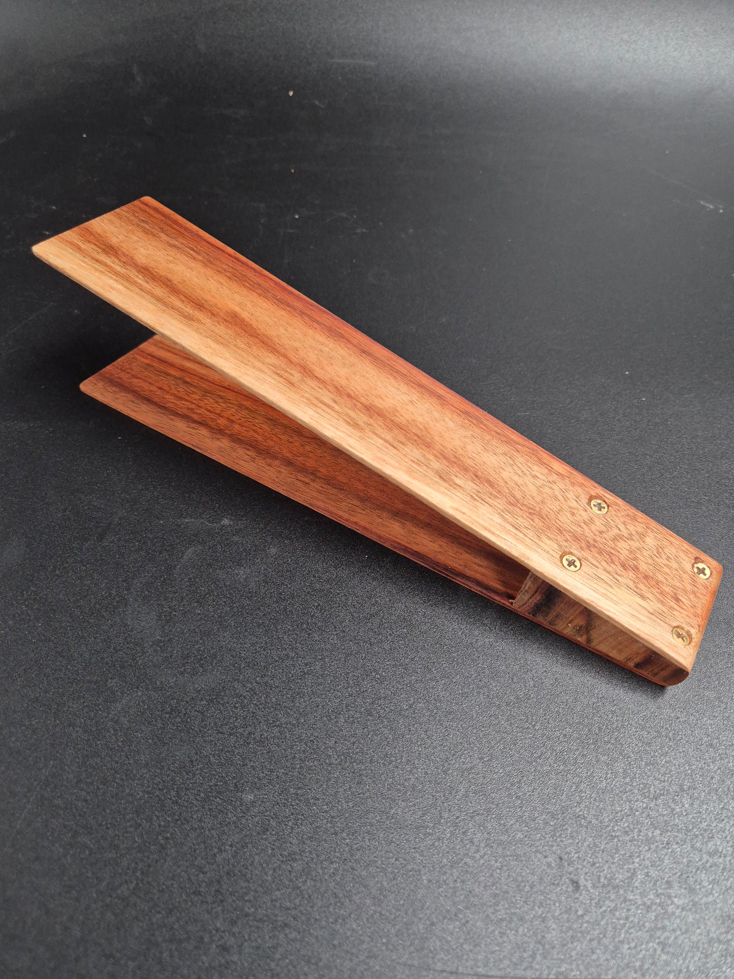 Camphor Laurel Tongs